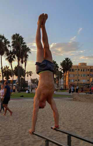 Martin Blättler von Gym Performance beim Handstand an der Muscle Beach.